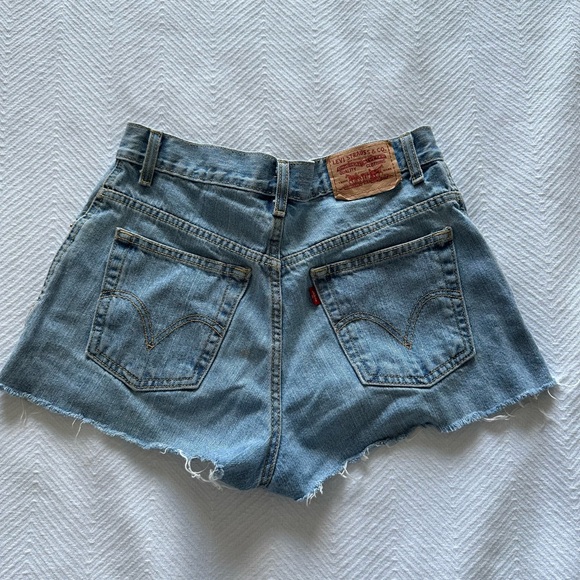 Vintage LEVI Jean shorts size 6 - Picture 2 of 3